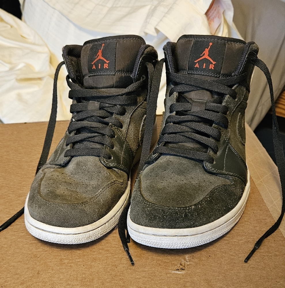 Air Jordan 1 Mid Sequoia size 9.5